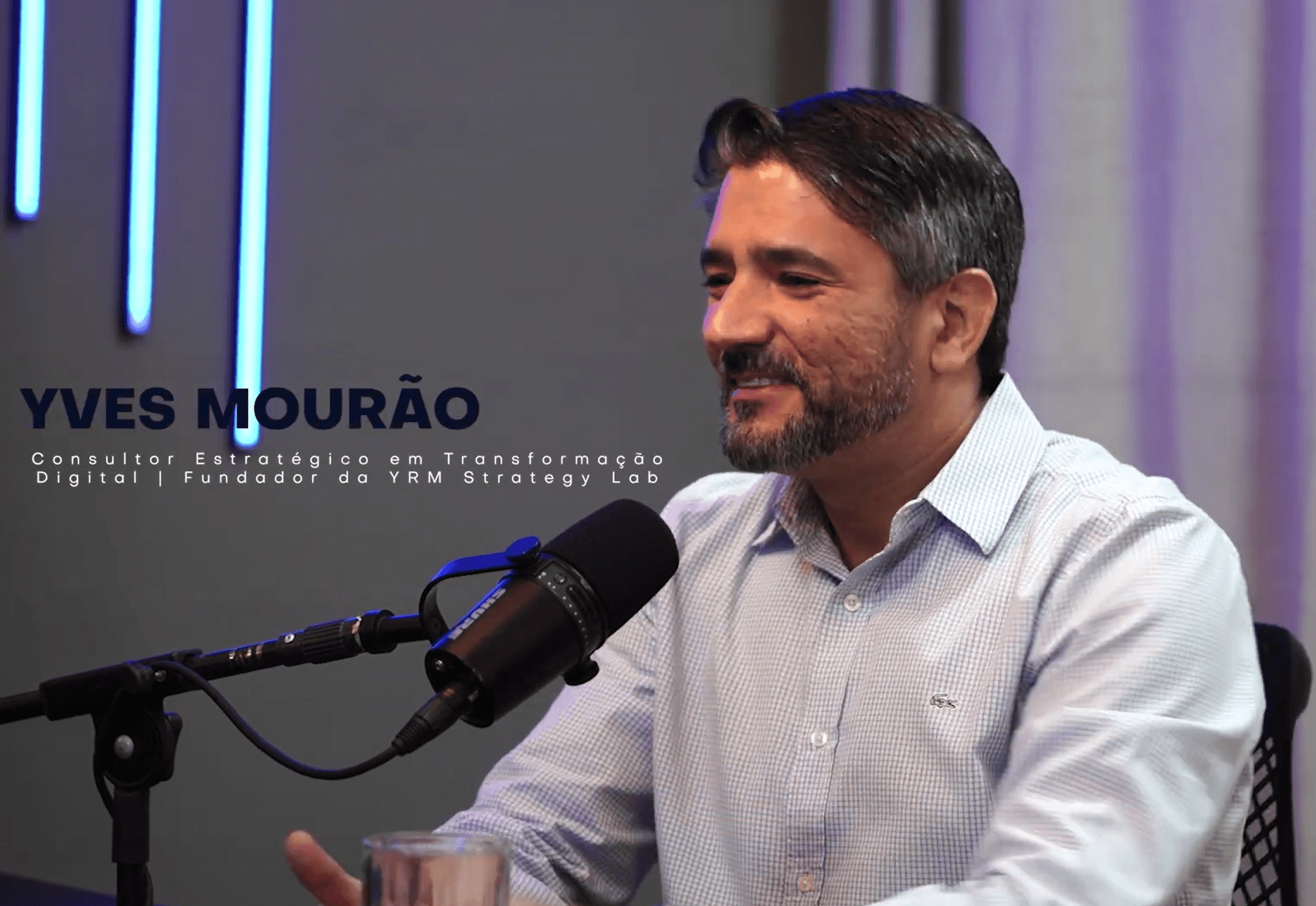 Yves Mourão em gravação de podcast